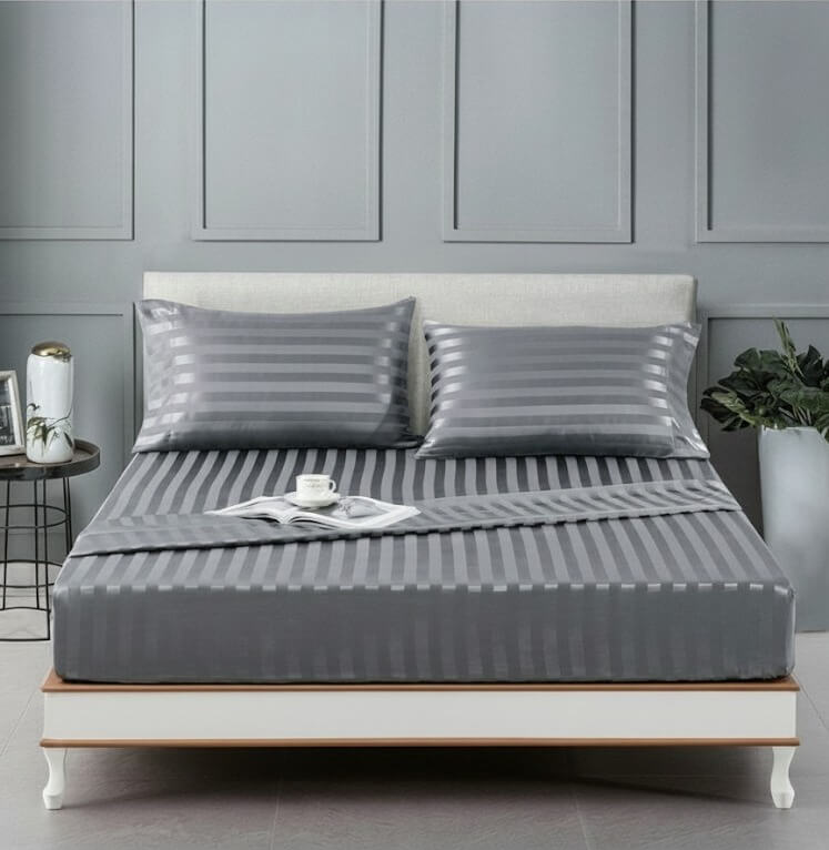 Fitted Sheet with Stripes - Image 2